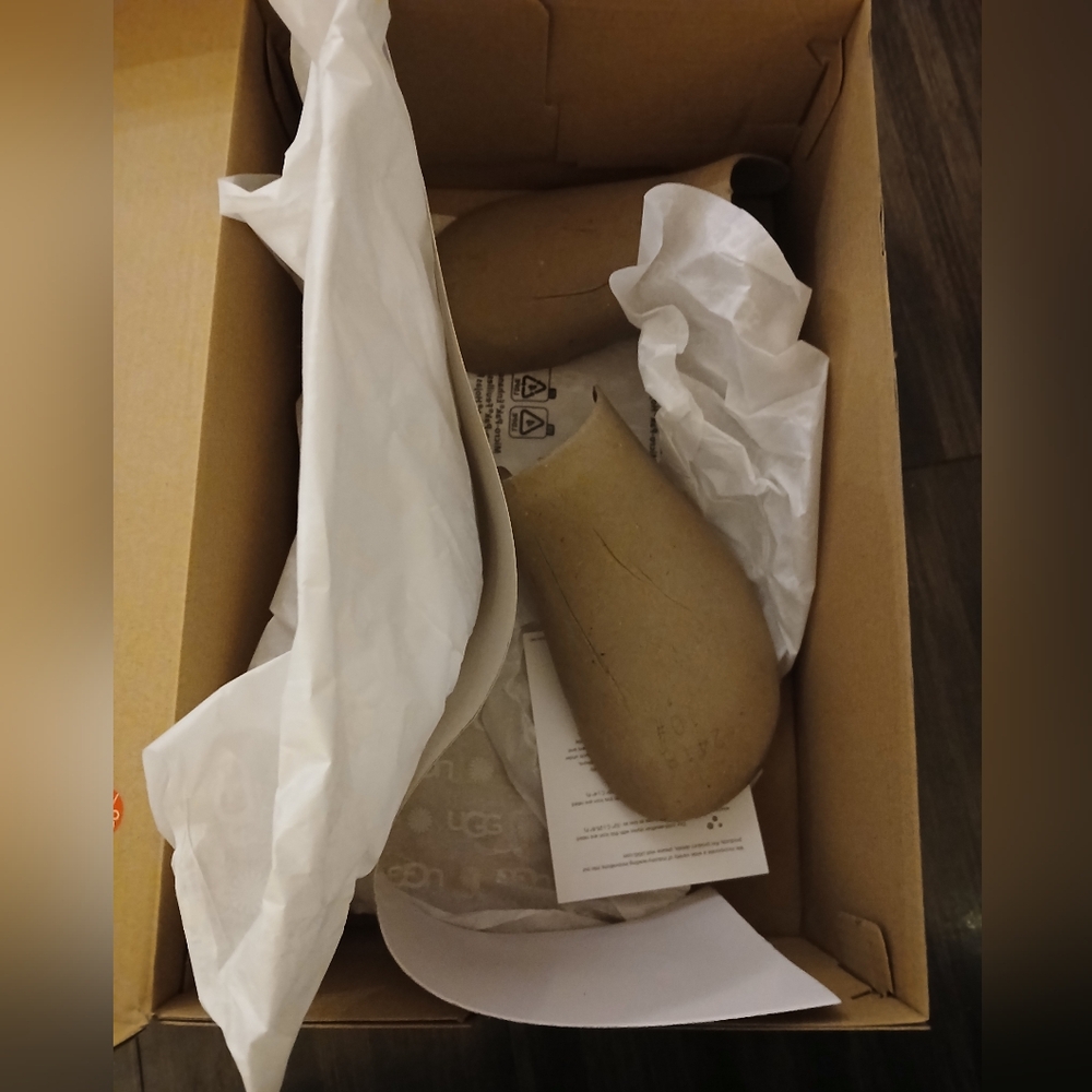New UGG Show Box- Size 10 - Picture 2 of 2